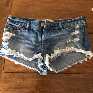 ripped denim shorts with trim